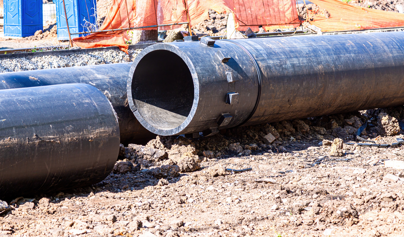 Laying large diameter plastic pipes for water supply